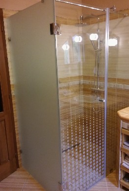 Épített akadálymentes zuhanykabin