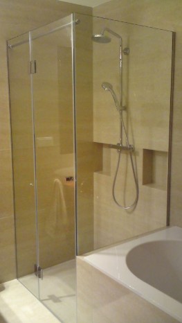 Biztonsági üvegből gyártott zuhanykabin